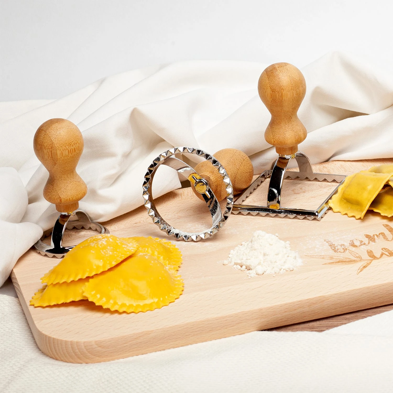 Ravioli Ausstecher 3er Set 3 Größen Rund & Eckig Metall Bambus 5 Ravioli Ausstecher 3er Set 3 Größen Rund & Eckig Metall Bambus – Bild 3