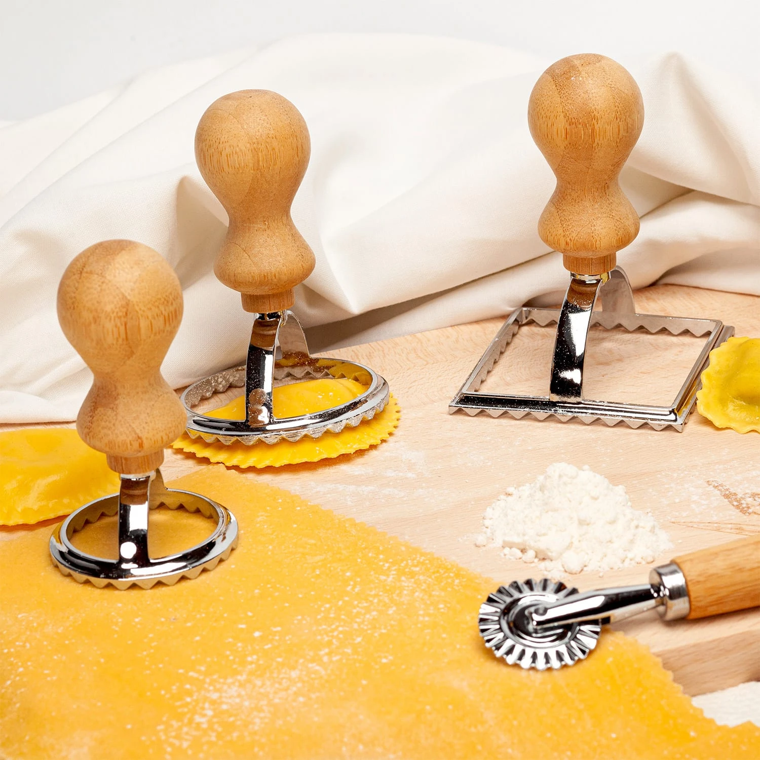 Ravioli Ausstecher 3er Set 3 Größen Rund & Eckig Metall Bambus 6 Ravioli Ausstecher 3er Set 3 Größen Rund & Eckig Metall Bambus – Bild 4