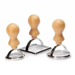 Ravioli Ausstecher 3er Set 3 Größen Rund & Eckig Metall Bambus 15 Ravioli Ausstecher 3er Set 3 Größen Rund & Eckig Metall Bambus -Klarstein Verkaufsgeschäft 10038035 yy 0007 logo