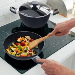 Noto Endurance Bratpfannen-Set Geschmiedetes Aluminium 3 Größen 2 Filz-Schoner 13 Noto Endurance Bratpfannen-Set Geschmiedetes Aluminium 3 Größen 2 Filz-Schoner -Klarstein Verkaufsgeschäft 10045004 yy 0003 logo